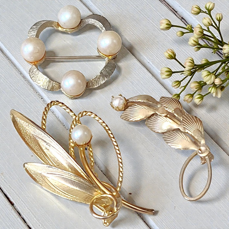 Set of 3 scrolled goldtone and pearl pins